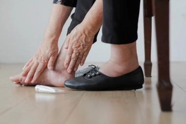 Обувь для пожилых женщин с больными и проблемными ногами: какую купить, рекомендации, примеры